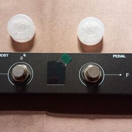 Černý obdélníkový přístroj s kovovými konektory a nápisy UOH, USB, HOST, PEDAL a M-VAVE. Na spodní hraně jsou u konektorů písmena A, B, C a D; mezi n…