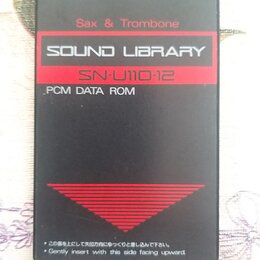 Černá paměťová karta s nápisy. V horní části je bílé logo Roland a označení SN-U110-12. Uprostřed je červený pruh s textem SOUND LIBRARY a pod ním da…