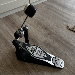 Fotografie zobrazuje černý basový pedál s kovovými prvky. Na šlapce je nápis IRON COBRA, The legend iron footboarder a modelové označení 600. Na patě…