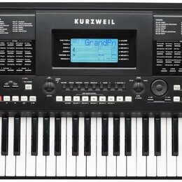 Černý digitální klavír značky KURZWEIL, model KP380X. Nástroj má vestavěné reproduktory po obou stranách a centrální ovládací panel s displejem, na k…