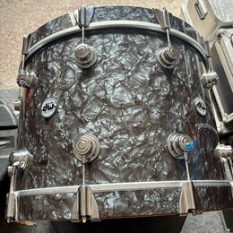 Fotografie zobrazuje buben s šedým, mramorovaným povrchem a chromovaným kováním. Na korpusu jsou umístěna dvě kulatá loga s nápisy „drums“ a „dw“. Po…