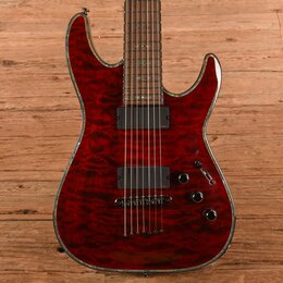 Tělo elektrické kytary s červeným plamenovitým javorovým topem a tmavě červeným lemováním. Nástroj má dva černé humbuckery, tři černé oválné knofíky…