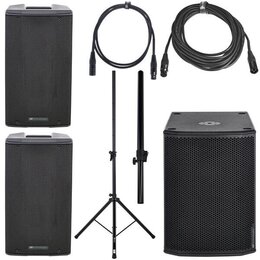 Sada černého zvukového vybavení obsahující dva vysoké reproduktory, jeden subwoofer a jeden stativ. Na spodní části reproduktorů je viditelný nápis d…