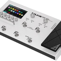 Bílý kytarový procesor s černým expresním pedálem. Na horní straně je barevný displej, několik ovládacích knoflíků a nápisy NUX MG-50Li MODELLING PRO…