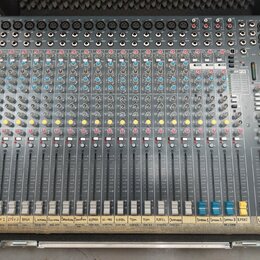 Šedý mixážní pult značky ALLEN & HEATH, model ZED 22FX. Zařízení je umístěno v transportním kufru a má řadu vstupních kanálů s posuvníky a ovládacími…