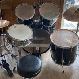 Celá bicí souprava v černé barvě s kovovými obručemi a st الجنوبy. Souprava obsahuje basový buben, dva tom-tomy, malý buben a floor tom. Součástí jso…