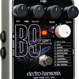 Bílý efekt pedál s černým předním panelem. Na panelu je bílý nápis B9 organ machine a logo electro-harmonix NEW YORK CITY, USA. Horní část obsahuje č…