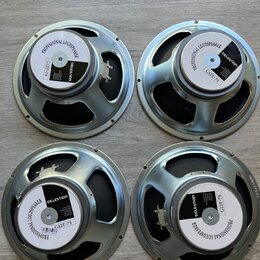Čtyři reproduktory s kovovými rámy a černými membránami. Na bílých štítcích je u všech uvedeno „PROFESSIONAL LOUDSPEAKER“, značka „CELESTION“ a model…