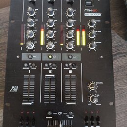 Černý DJ mixér s nápisem RMX-30 a logem RELOOP. Zařízení má tři kanály s ovládacími knoflíky pro GAIN, HIGH, MID a LOW, tři vertikální faderové posuv…