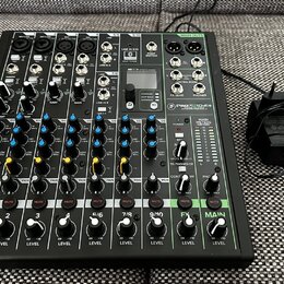 Černý mixážní pult s bílými a barevnými popisky. Na přístroji je viditelné logo PROXTON s označením modelu PRO-10.4+. K mixážní pultu je připojen čer…