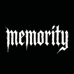 Fotografie zobrazuje bílý nápis „memority“ v gotickém stylu na černém pozadí. Písmo má atypické, svisle protahující se zakončení připomínající stékán…