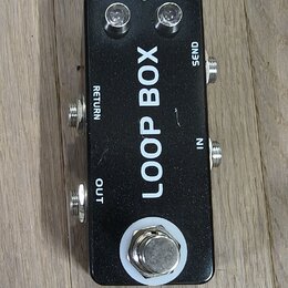 Černý obdélníkový efektový pedál s nápisem LOOP BOX. Na horní straně jsou dvě kontrolky a symbol napájení, v dolní části je kovový spínací tlačítko.…