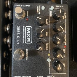 Černý efekt pedál s nápisy MXR, BASSINNOVATIONS a bass d.i.+. Zařízení má dva stomečové spínače označené EFFECT a DISTORTION, pět otočných potenciome…