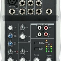 Černý mixážní pult značky behringer s označením XENYX 502S. Horní část obsahuje vstupy MIC1, LINE IN 2/3, LINE IN 4/5 a výstupy MAIN OUT a PHONES. Sp…