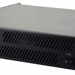 Černý rackový zesilovač s kovovým šasi a horním krytem v šedé barvě. Na předním panelu je nápis E4-130 a logo the t.amp. Vlevo se nachází čtyři ovlad…