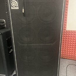 Černý basový reproduktor s bílým lemováním a kovovými rohy. V levém horním rohu je logo Ampeg a v pravém dolním rohu nápis CLASSIC. Povrch je potahen…