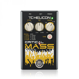 Černý efektový pedál s nápisem TC HELICON a názvem modelu CRITICAL MASS. Na horní straně jsou tři bílé otočné ovladače s popisky STYLE, MIX a REVERB.…