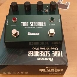 Zelený efekt pedál s kovovým šasi a čtyřmi černými ovládacími knoflíky. Na přední straně je bílý nápis TUBE SCREAMER, Overdrive Pro TS808DX a logo Ib…