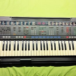 Černý digitální klavír s bílými a černými klávesami. Na ovládacím panelu je vlevo nápis YAMAHA PSR-4500 a vpravo dole na šasi nápis DASSYSTEM. Nástro…