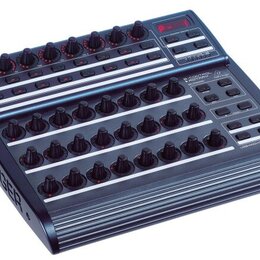 Černý USB MIDI kontrolér s řadou otočných knoflíků a tlačítek. Na horní části je nápis B-CONTROL FDX3000 a logo Behringer, na boku je velký nápis BEH…
