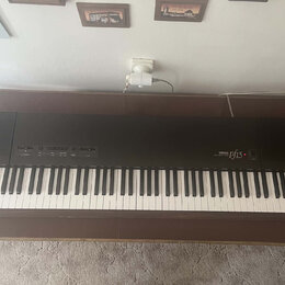 Černý digitální klavír umístěný na hnědém dřevěném stole. Na pravé straně je bílý nápis YAMAHA a vedle něj modelové označení pf15. Nástroj má standar…