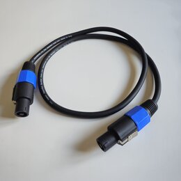 Černý audio kabel s modrými plastovými kryty u konektorů. Na povrchu kabelu je bílý nápis: Superflex Speaker Cable Low Impedance >>> For Speaker only…