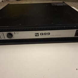 Černý výkonový zesilovač s kovovým šasi. Na předním panelu je nápis „EV Q99 PROFESSIONAL POWER AMPLIFIER“, kontrolky PROTECT a POWER, dva ovratidla p…