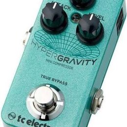 Tyrkysový efekt pedál s nápisem HYPERGRAVITY MINI COMPRESSOR a logem tc electronic. Na horní straně jsou tři černé otočné knoflíky s popisky SUSTAIN,…