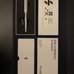 Fotografie zobrazuje stříbrný měřicí mikrofon v originálním bílém balení s doprovodnými dokumenty. Na těle mikrofonu je nápis SoundID Reference s log…