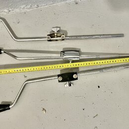 Tři kovové střímky na bicí v chromovaném provedení s černými plastovými rukojetmi. Každá střímka má uprostřed upevňovací mechanismus s šroubem. Jedna…