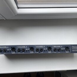 Černá racková DI box s čtyřmi kanály. Na přední straně jsou nápisy CHANNEL A, CHANNEL B, CHANNEL C a CHANNEL D, u každého z nich jsou vstupy INPUT, L…