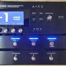 Černý kytarový procesor s nápisem BOSS GT-1000 GUITAR EFFECTS PROCESSOR a označením AIRD. Zařízení má LCD displej, na kterém je zobrazen text P50-1 a…