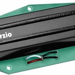 Černý humbucker s nápisem DiMarzio na krytu. Snímač je umístěn na světle zeleném plastovém rámečku s otvory pro šrouby. Z spodní strany vedou čtyři p…