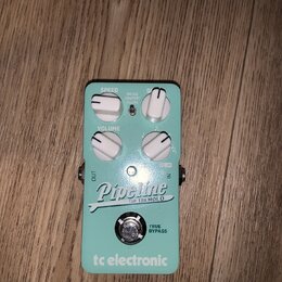 Světle modrý kytarový efekt s nápisem Pipeline TAP TREMOLO a logem tc electronic. Pedál má čtyři bílé otočné knoflíky s popisky SPEED, VOLUME a další…