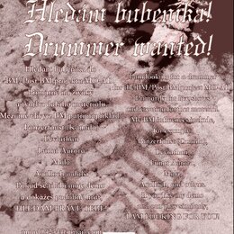 Fotografie zobrazuje textový inzerát na hledání bubeníka v češtině a angličtině. Text obsahuje nápisy „Hledám bubeníka! Drummer wanted!“ a zmínku o p…