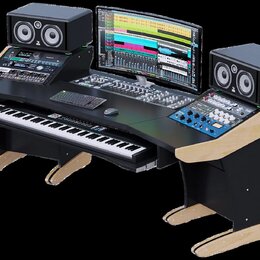 Černý studiový stůl s dřevěnými okraji a nohama, na kterém je umístěno studio vybavení. Na stole stojí dva černé studiové monitory značky JBL, široký…