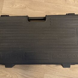 Černý plastový kufřík s rukojetí a dvěma zapínacími zámky. Na spodní části je vyražen nápis BOSS a označení modelu BCB-90X. Povrch je strukturovaný s…