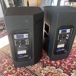 Dvě černé aktivní reproduktory s texturovaným povrchem. Na zadním panelu obou kusů je vidět nápis Electro-Voice a model ETX Powered Loudspeaker. Jsou…