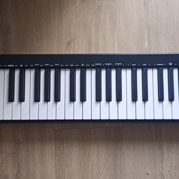 Černá klaviatura s bílými a černými klávesami. Na pravém horním okraji je nápis KEYSTATION 61 MK3 a v pravém dolním rohu logo M-AUDIO. Povrch nástroj…