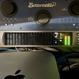 Fotografie zachycuje dva rackové studiové přístroje umístěné nad šedým počítačem Apple. Horní zařízení je tmavě modré s nápisem Bettermaker a označen…