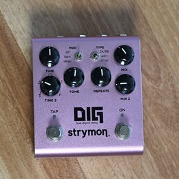 Fialový efekt pedál s nápisy DIG dual digital delay a strymon. Na horní části jsou čtyři černé otočné ovladače s popisky TIME, TONE, REPEATS a MIX, d…