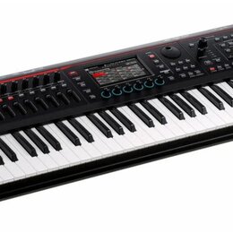 Černý digitální klavír s bílými a černými klávesami. Na levé straně je bílé logo Roland a nápis FANTOM 07. Horní panel obsahuje displej, několik posu…