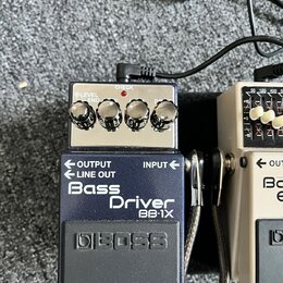 Modrý efekt pedál značky BOSS s názvem Bass Driver BB-1X. Horní část je stříbrná a obsahuje čtyři ovládací knoflíky, červenou kontrolku s nápisem CHE…