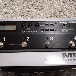 Černý kytarový efektový spínáč Boss MS-3 s kovovým povrchem. Na horní straně je LCD displej, ovládací knoflíky a tlačítka s nápisy LOCK: HOLD > 2 SEC…