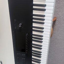 Černý MIDI kontrolér s klaviaturní klávesnicí. Na spodní hraně je bílý nápis ECOCONTROL S61 MKII. Přístroj obsahuje několik ovládacích tlačítek, otoč…