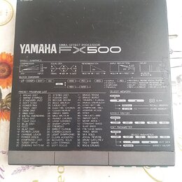 Černý efektový procesor s nápisem YAMAHA FX500 SIMUL. EFFECT PROCESSOR. Přední panel obsahuje schéma Effect Graphics, Block Diagram a seznam Preset P…