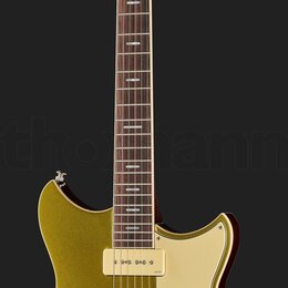 Zlatá elektrická kytara s tmavým hnedým hmatníkem a černou hlavou. Na hlavě je viditelné logo Yamaha. Kytara má dva humbuckery, bílý plecháč a dvě ov…