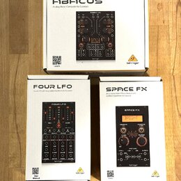 Fotografie zobrazuje tři bílé krabice s moduly pro Eurorack od značky behringer. Horní krabice nese nápis ABACUS Analog Music Computer for Eurorack.…