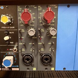 Detailní pohled na dva identické šedé rackové moduly s nápisem ez1073pre -mk2. Každý modul obsahuje velký červený otočný knoflík pro MIC (LINE) GAIN,…