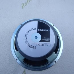 Kruhlový reproduktor s kovovým rámem. Na bílém středovém krytu je černý nápis PROFESSIONALLOUDSPEAKER a logo CELESTION. Dále je zde text Celestion In…